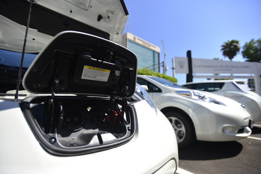 Inaugura UdeG electrolinera y presentan primeros autos&nbsp;ecológicos