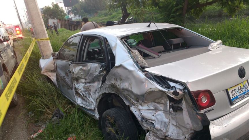 Vuelca un tráiler sobre canal&nbsp;pluvial