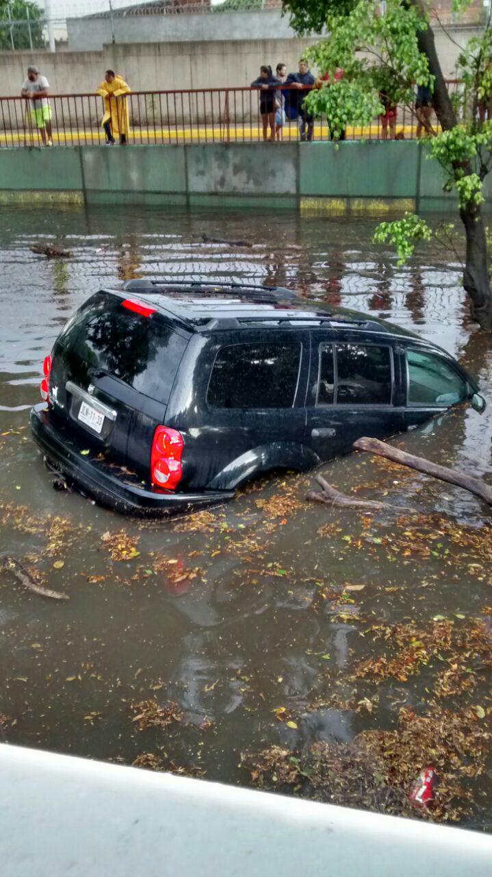 Policía tapatío rescata a un automovilista de una&nbsp;inundación