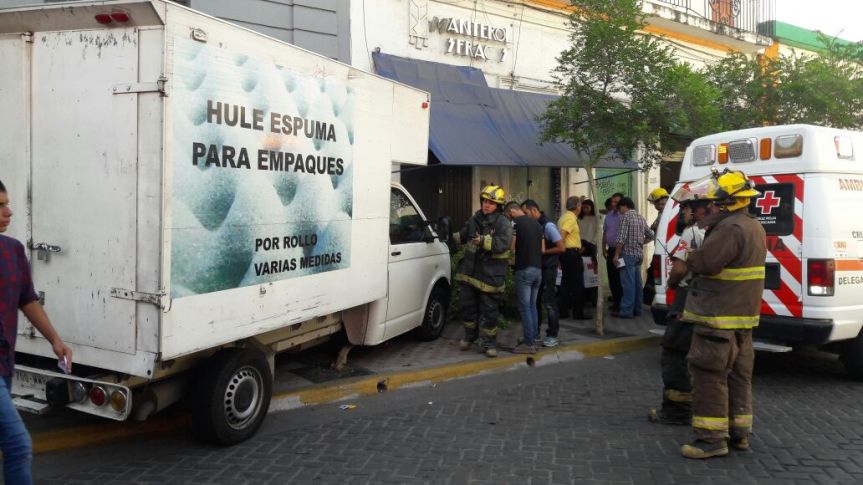 Camioneta de carga arrolla a cuatro&nbsp;preparatorianas