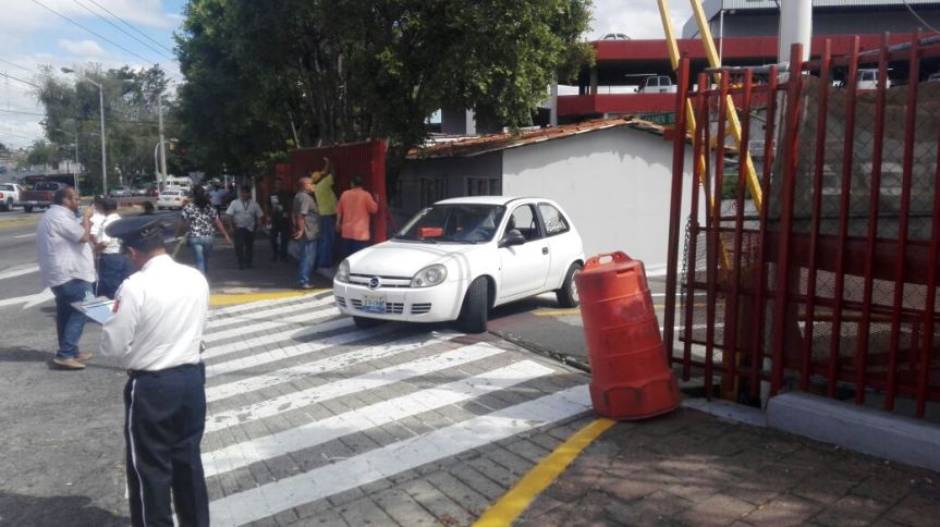 Mujer salía de su examen de manejo y chocó contra el cancel de la&nbsp;SEMOV