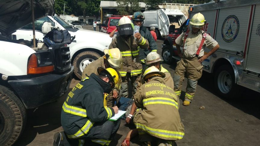 Bomberos rescatan a empleado de CABSA, le cayó un vehículo&nbsp;encima