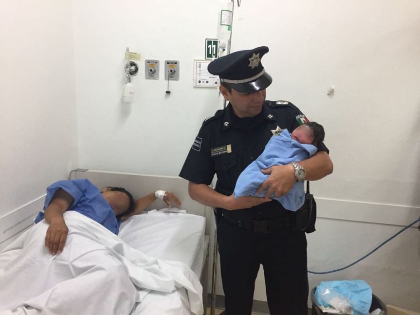 Policías federales ayudan a la&nbsp;cigüeña