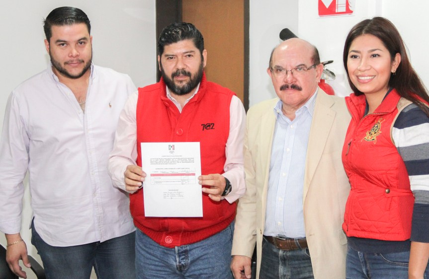 Salvador Rodríguez recibe constancia de precandidato a diputado&nbsp;local
