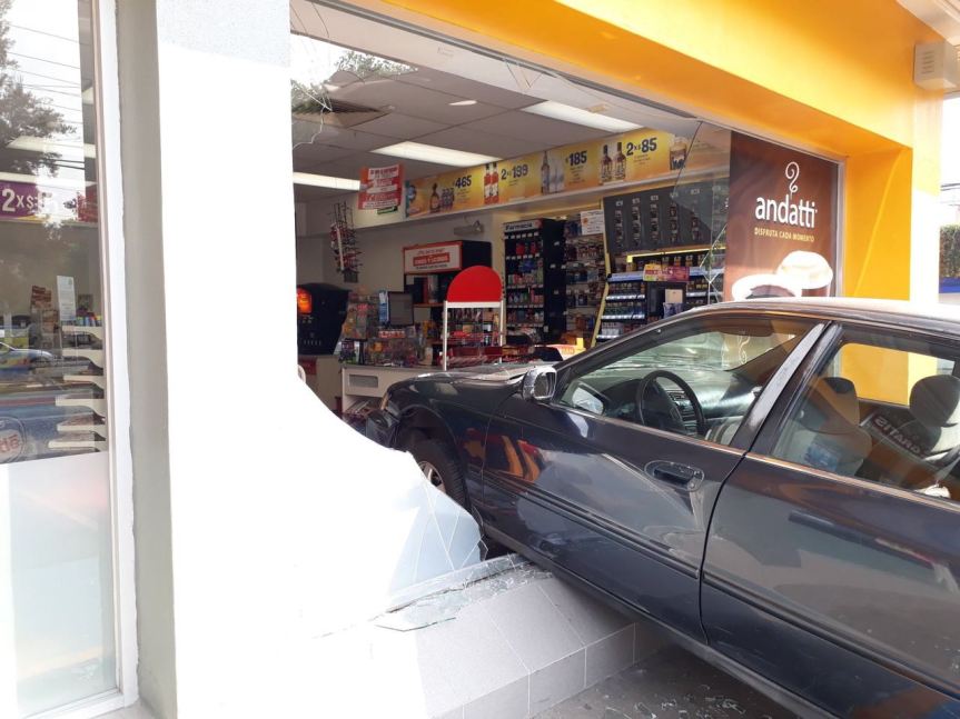 Conductora choca contra un&nbsp;Oxxo