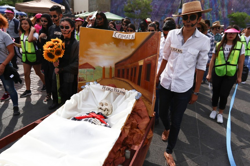 Festejan el Día del Libro con disfraces y carros alusivos a novelas y&nbsp;cuentos