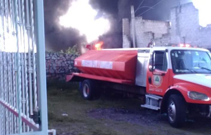 Roban herramientas y celulares a bomberos mientras sofocaban el incendio en&nbsp;Tlaquepaque