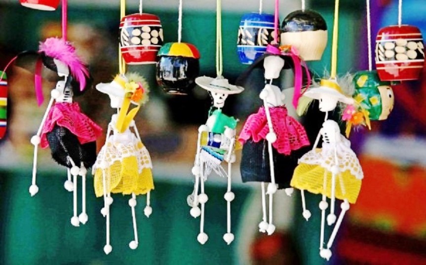 Artesanos ponen a la venta todo lo necesario para armar altares de&nbsp;muertos