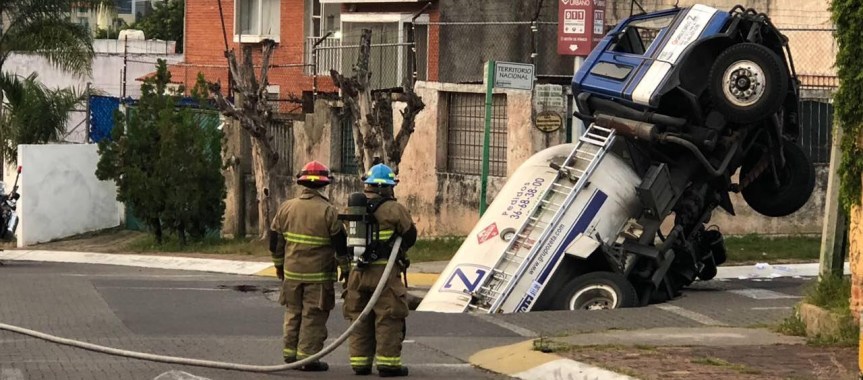 Volcadura de una pipa&nbsp;(Fotos)