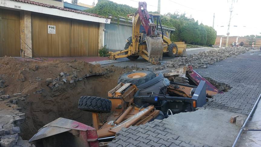 Ahora, un socavón se traga una máquina&nbsp;excavadora