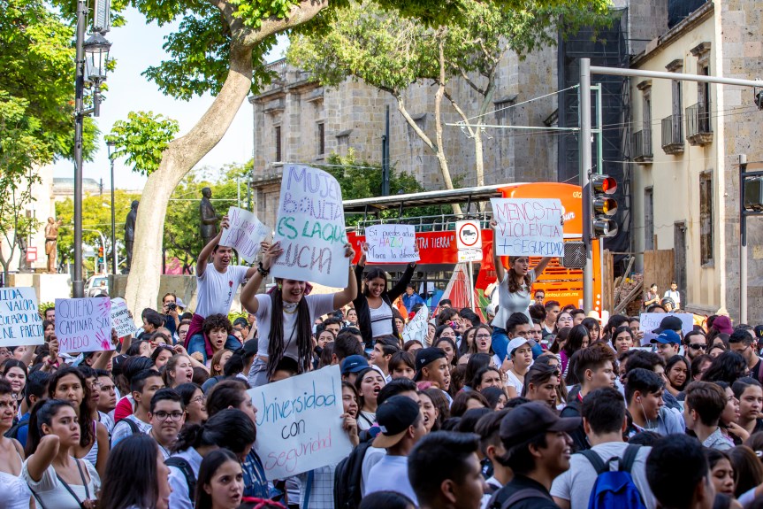 Universitarios marchan por estudiante agredida y revictimizada por&nbsp;policías