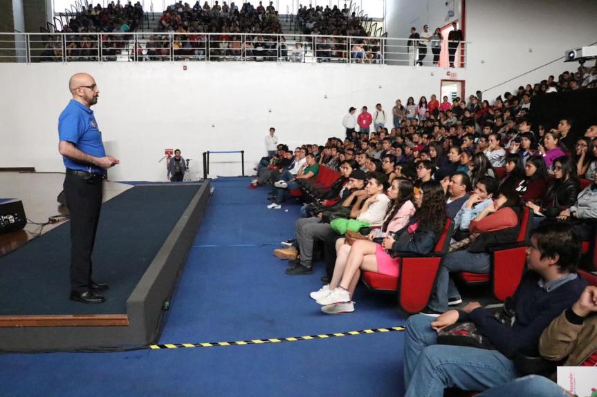 El astronauta mexicano Rodolfo Neri se reunió con jóvenes&nbsp;tapatíos