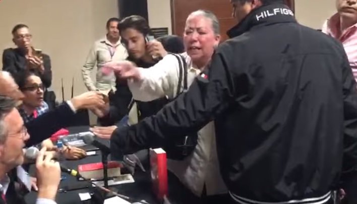 Increpa una mujer a Solalinde en presentación de libro en la&nbsp;FIL