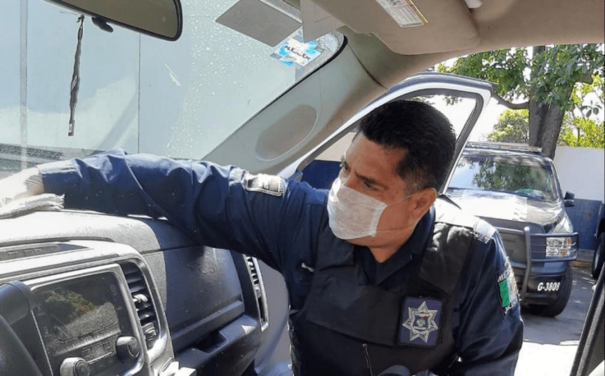 Policías sanitizan sus&nbsp;patrullas