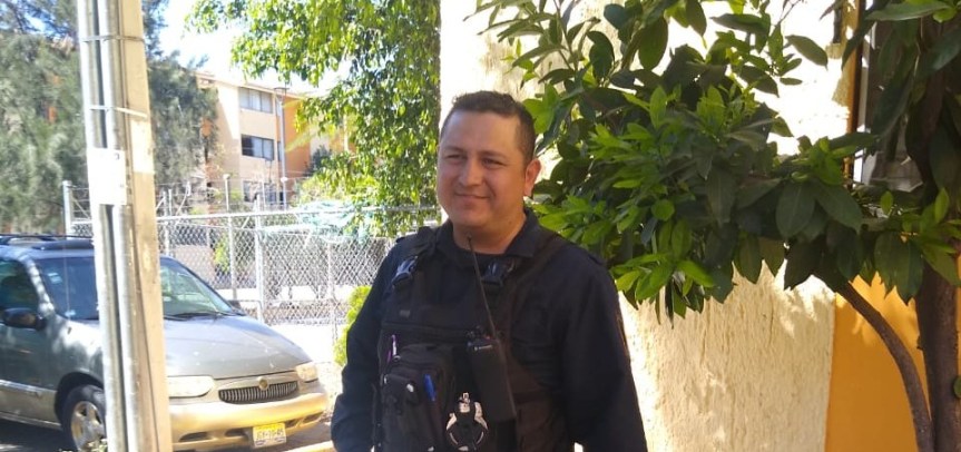 Policía salva a niño que cayó de cuarto&nbsp;piso