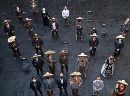 Con sana distancia, los charros fueron reconocidos.