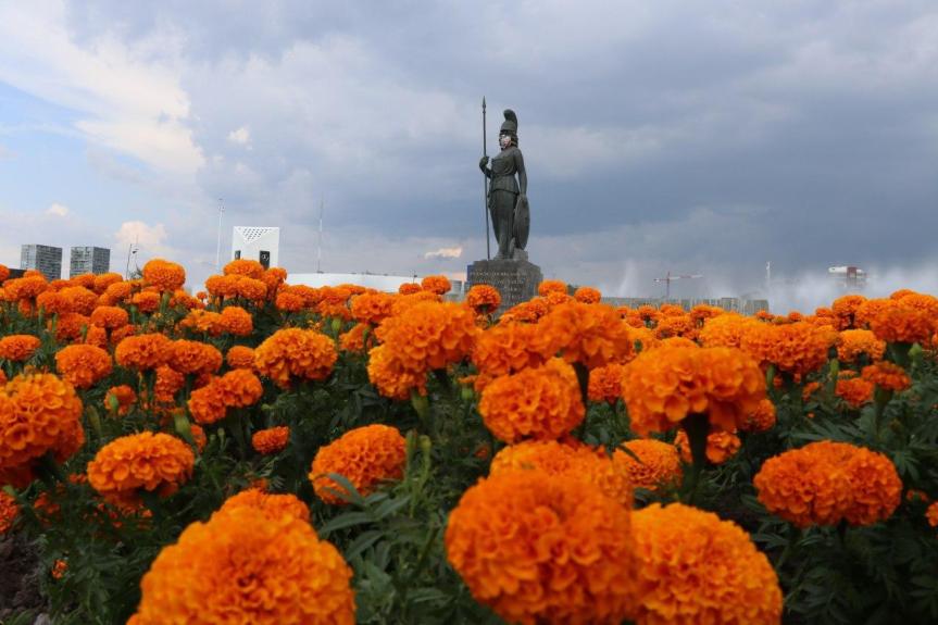 Guadalajara coloca flores de cempasúchil en la Glorieta&nbsp;Minerva