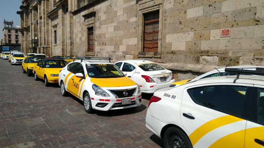 Taxistas piden piso parejo en comparación con&nbsp;plataformas