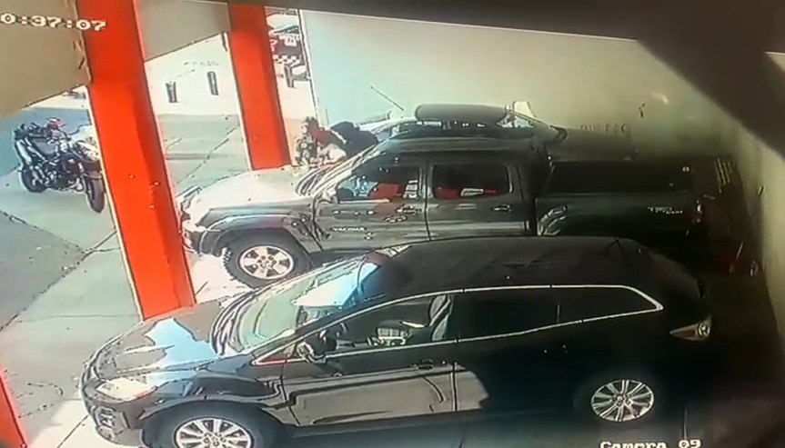Policías de Guadalajara invaden propiedad y detienen trabajador para extorsionarlo&nbsp;(video)