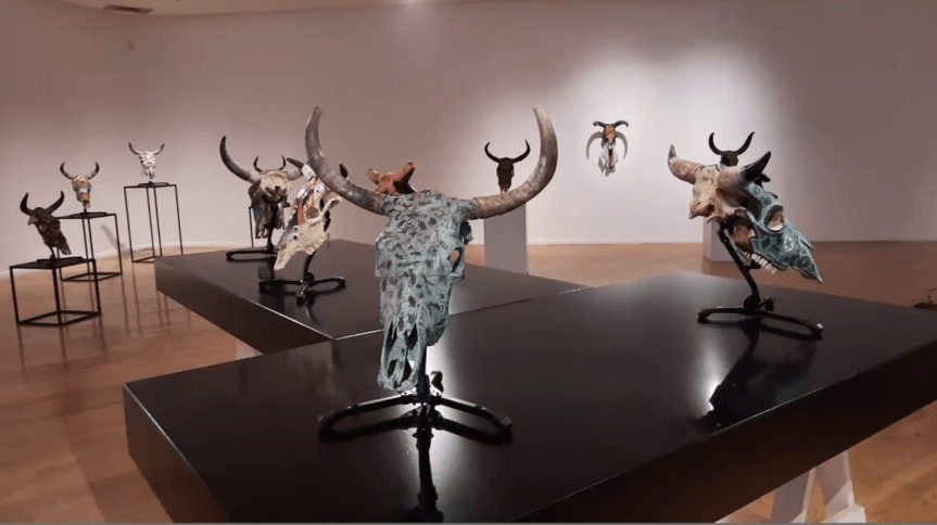 Artistas wixáritari y urbanos plasman cosmovisiones en cráneos de&nbsp;bovinos