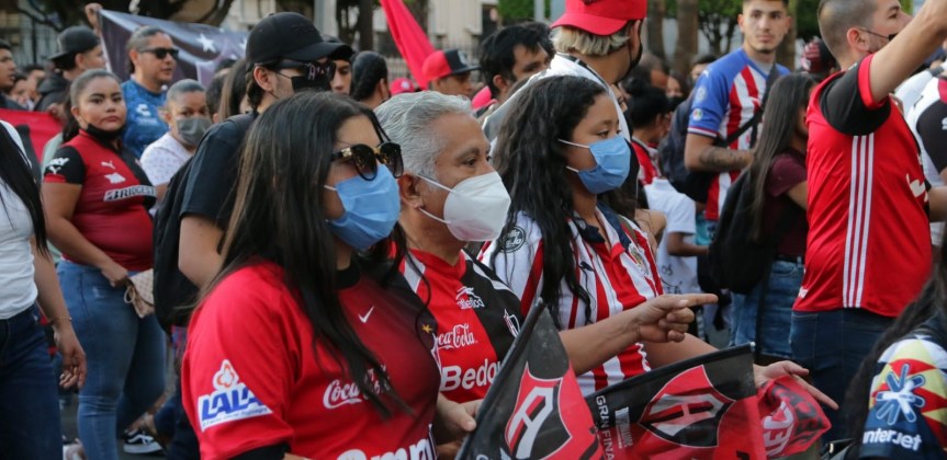 Aficionados que quieren y aman al fútbol marchan por la&nbsp;paz
