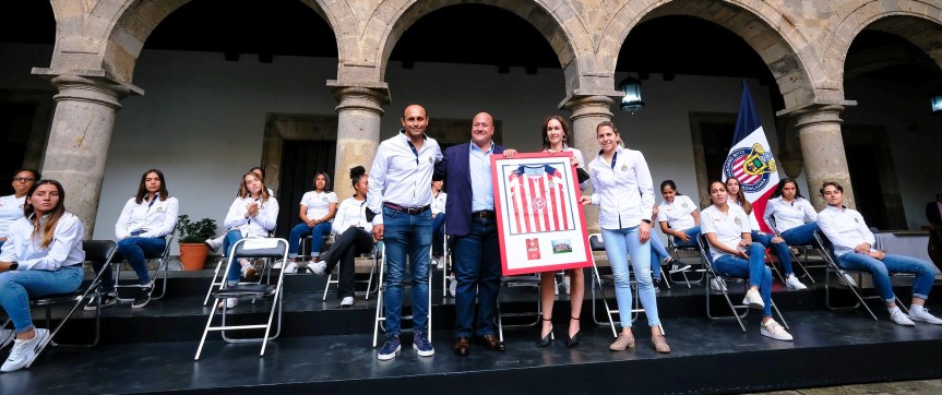 Dan reconocimiento al equipo Chivas&nbsp;Femenil