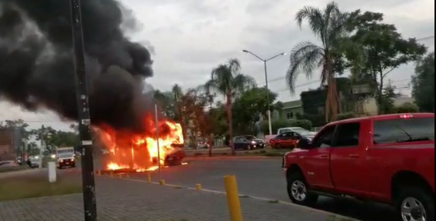 Delincuentes incendian vehículos en Jalisco&nbsp;(videos)