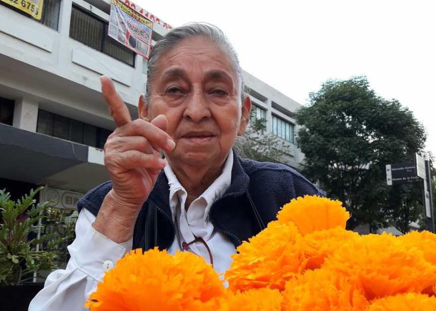 Con la vida a cuestas sigue sacando alegrías vendiendo sus&nbsp;“florecitas”