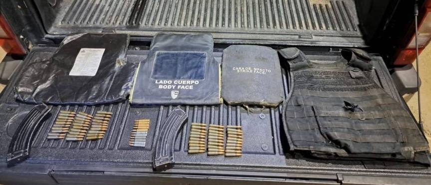 Localizan cartuchos y cargadores dentro de un vehículo en Lagos de&nbsp;Moreno