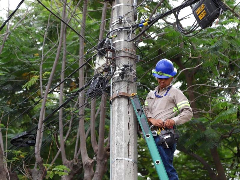 Guadalajara retira más de 51 mil metros de cable en desuso 