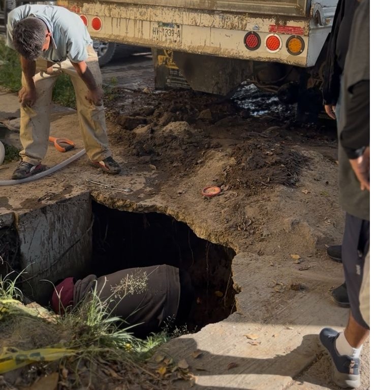 Chema cumple en Miravalle y repara socavón que autoridades ignoraron por&nbsp;meses