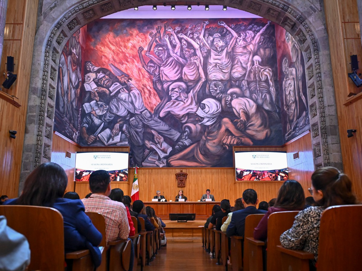 UdeG aprueba ingreso directo a hijos de bomberos caídos en su deber 