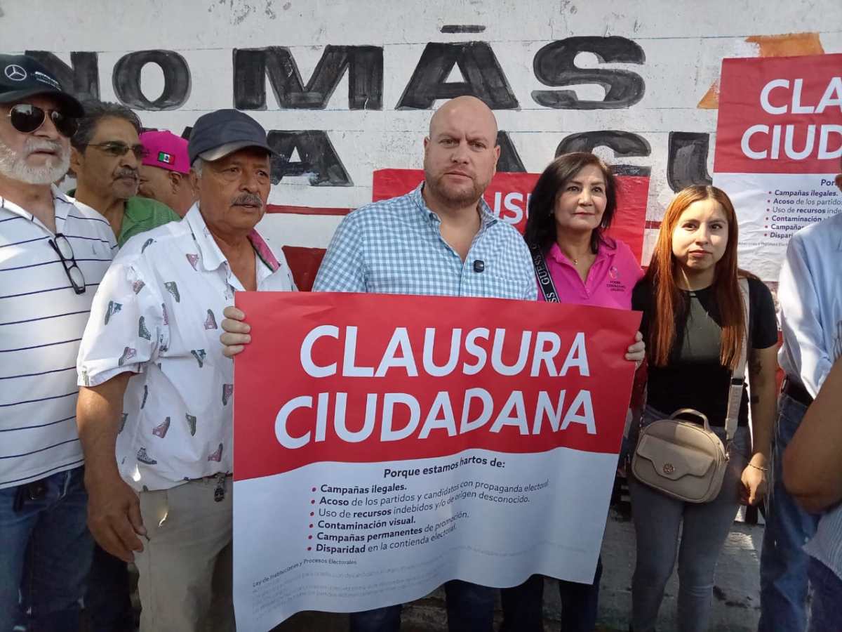 Colectivos Ciudadanos, clausuran simbólicamente bardas que consideran promoción electoral&nbsp;anticipada