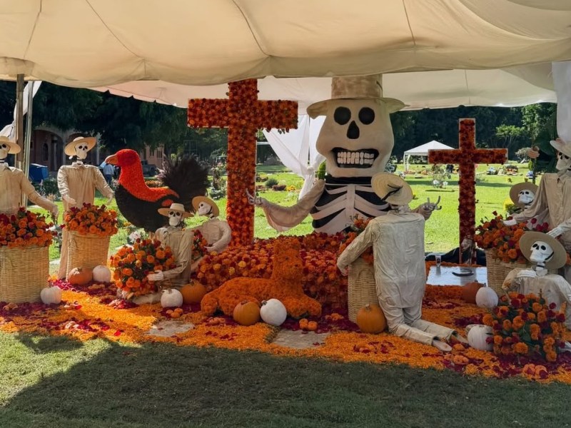 Nueva ofrenda floral en la tumba del&nbsp;Mencho