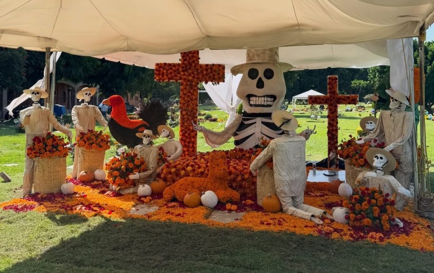 Nueva ofrenda floral en la tumba del&nbsp;Mencho
